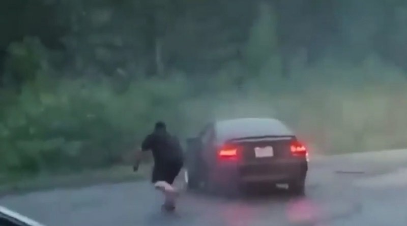 Tak Pakai Seat Belt, Pria Ini Terlempar dari Mobil Ford Mustang saat Pamer di Jalan