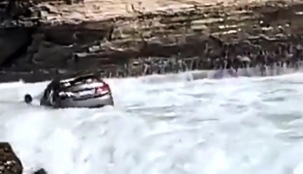 Lari dari Kejaran Polisi, Pencuri Mobil Ini Jatuh di Tebing Samudra Pasifik