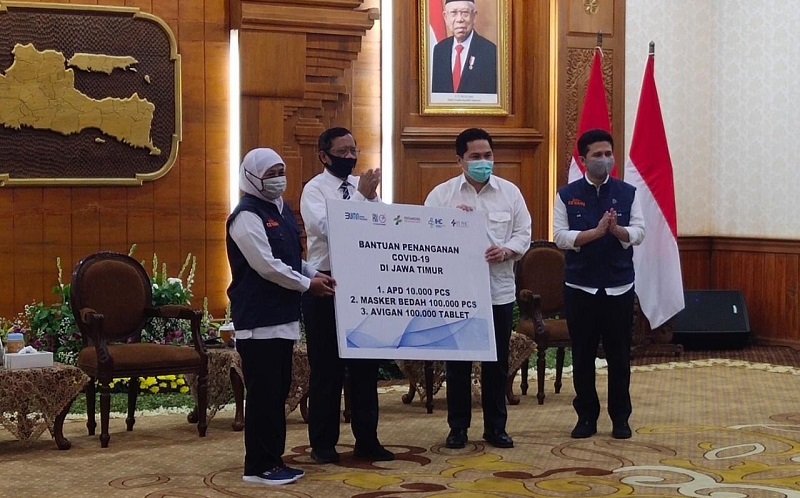 Erick Thohir dan Mahfud MD Serahkan Bantuan Obat serta APD untuk Pemprov Jatim