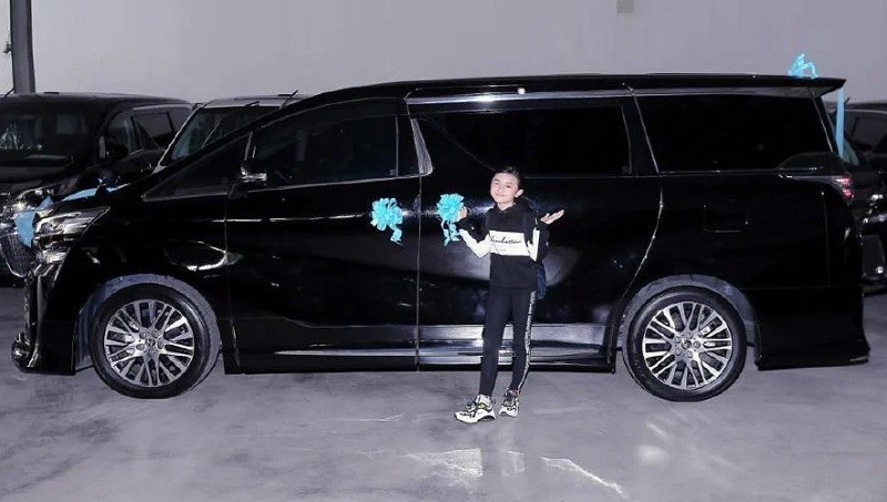 Baru Berusia 12 Tahun, Youtuber Cilik Ini Beli Toyota Velfire dari Kantong Sendiri