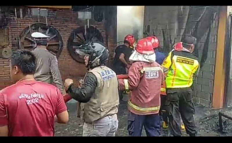 Gudang Penyimpanan Kerajinan Batok Kelapa di Blitar Ludes Terbakar
