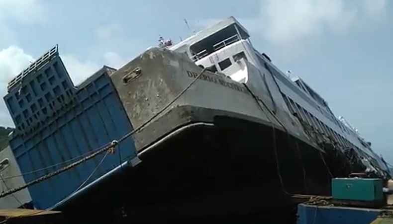 Evakuasi KMP Dharma Rucitra, Ratusan Pelampung Dikerahkan untuk Mengapungkan Kapal