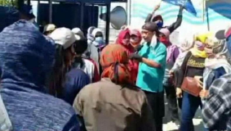 Dipecat karena Covid-19, Ratusan Buruh Pabrik Rambut Palsu di Sidoarjo Demo
