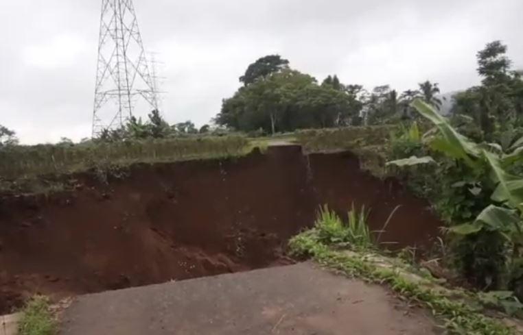 Tanah Longsor, Jalan Penghubung Desa di Tasikmalaya Terputus