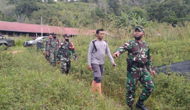 TNI Bantu Warga Perbatasan Malaysia di Kapuas Hulu Bangun Gorong-Gorong