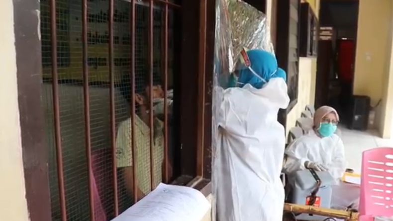 Dipindah ke Rutan, 14 Tahanan Polres Tanah Datar Jalani Tes Swab