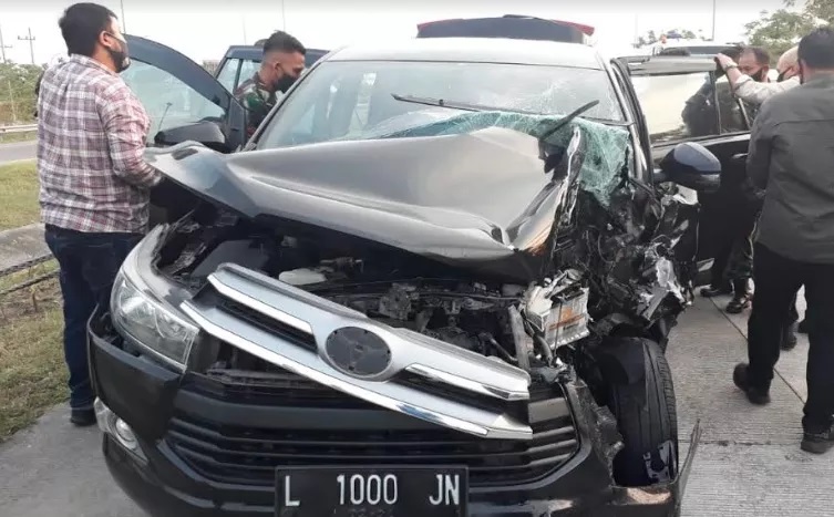Mobil Rombongan Gubernur Kecelakaan di Tol Kertosono, Khofifah: Saya Baik-Baik Saja