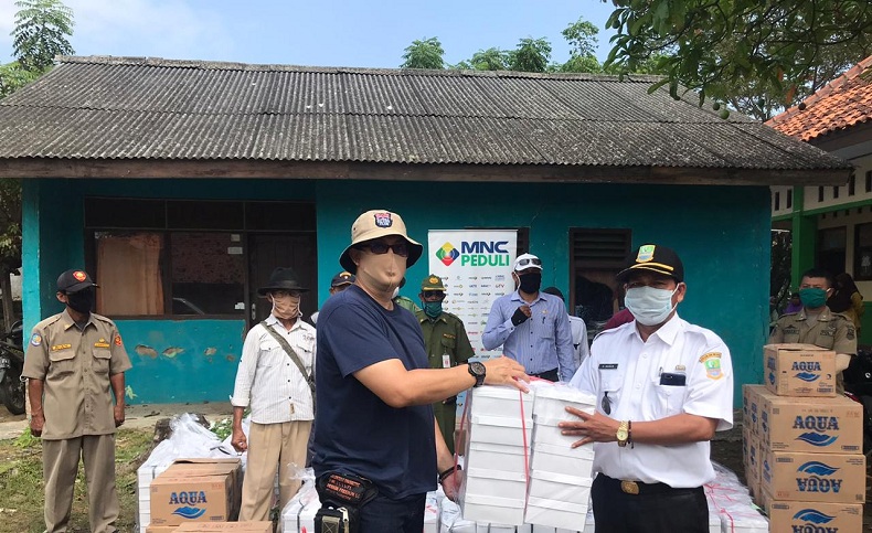 MNC Peduli Salurkan Bantuan Pangan Produk UMKM ke Warga Desa Binaan Pantai Bakti