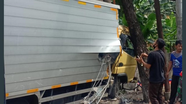 Mobil Boks Tabrak Warung di Depan Mal Kokas Jaksel