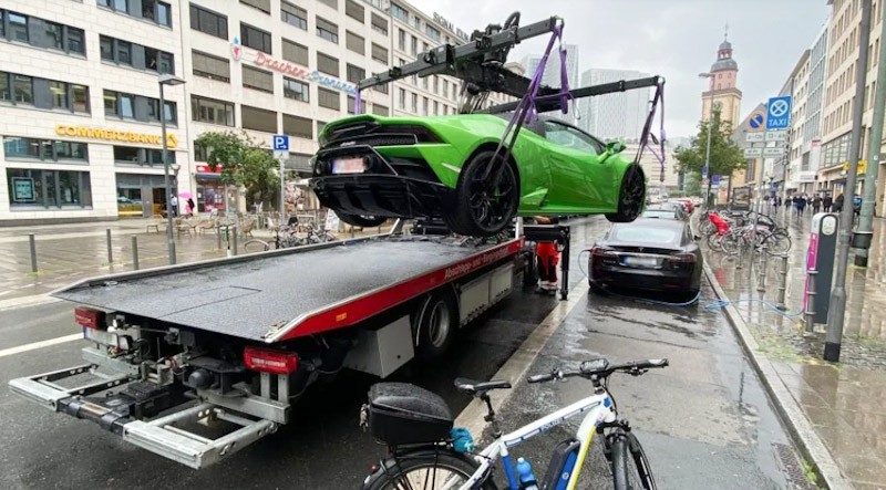 Lamborghini Huracan Diangkut Towing akibat Parkir Sembarangan di Tempat Mobil Listrik