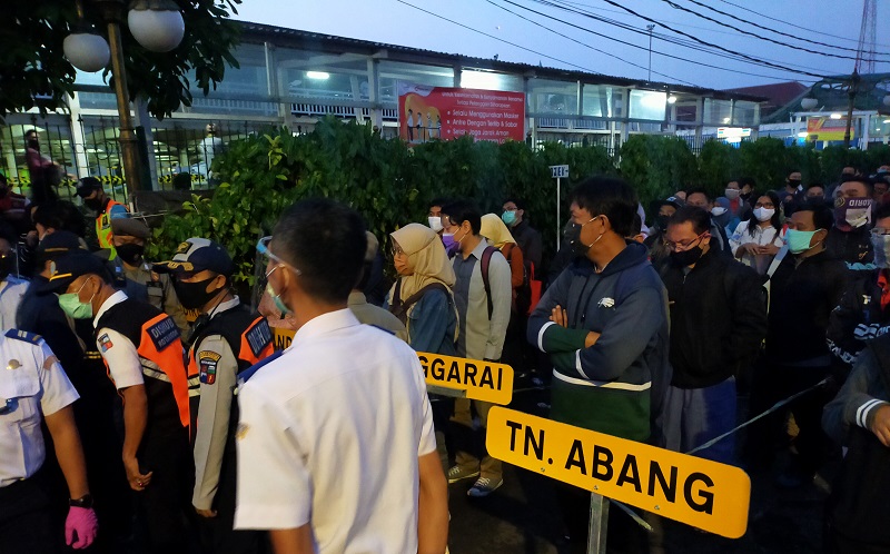 Antrean KRL di Stasiun Bogor Mengular, Masyarakat Serbu Bus Bantuan Menuju Jakarta