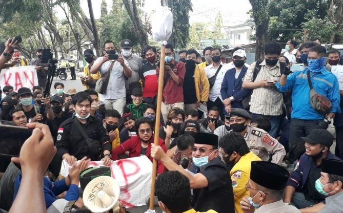 Demo Tolak Omnibus Law, Mahasiswa Serahkan Cotton Bud ke DPRD Kalsel