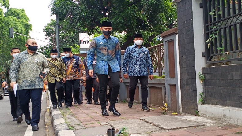 AHY Kunjungi MUI, Jalan Kaki dari Kantor DPP Demokrat