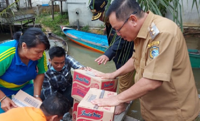Banjir di Sintang Kepung 3 Kecamatan, Pemkab Salurkan Bantuan Sembako