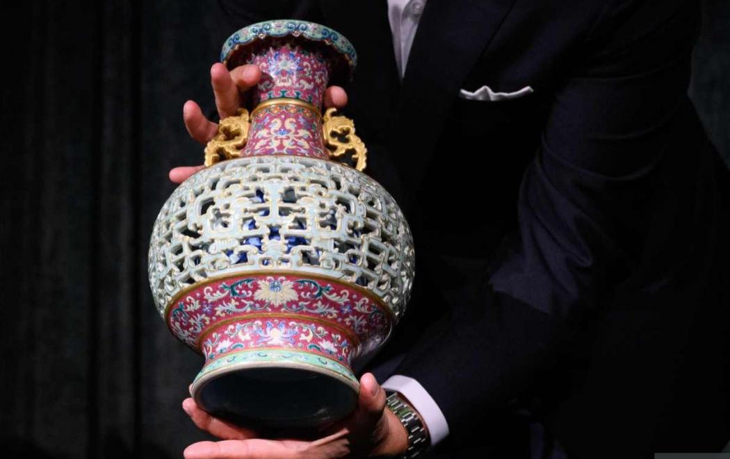 Dicampakkan 50 Tahun di Atas Lemari, Vas Bunga Ini Terjual Rp127 Miliar