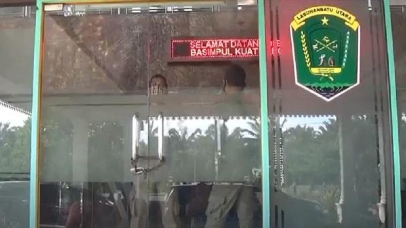 KPK Segel Kantor Bupati Labura dengan Gembok Rantai