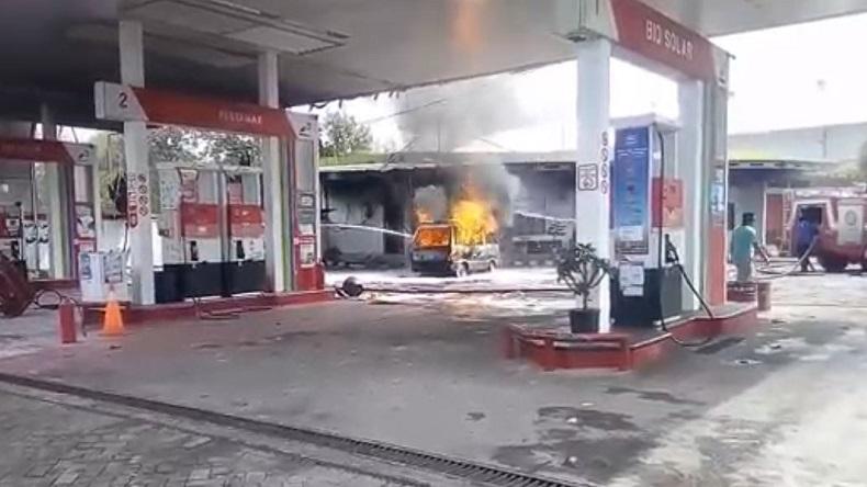Minibus di Pamekasan Ludes Terbakar saat Mengisi BBM Pakai Jerigen