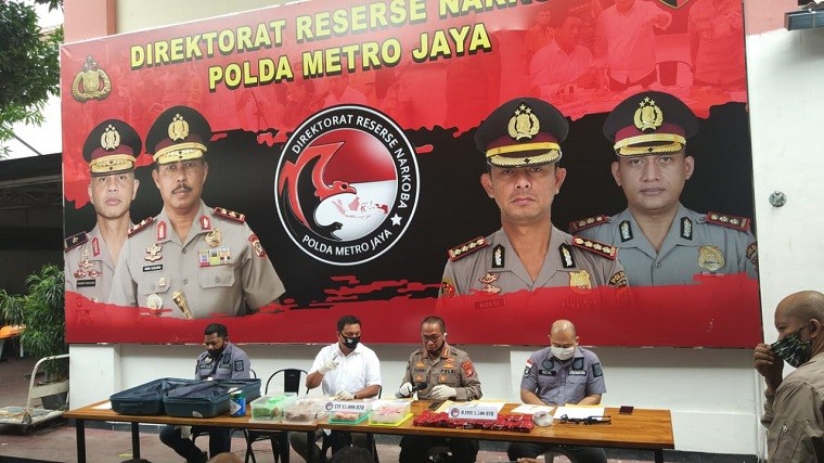Polisi Tangkap Pengedar 20.500 Pil Ekstasi dan Happy Five di Apartemen Kalibata