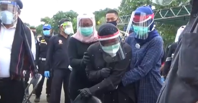 Wali Kota Risma Menangis Histeris saat Hadiri Pemakaman Kepala DP5A Surabaya