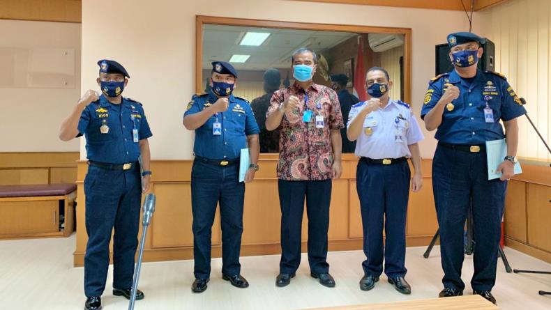 Kemenhub Beri Penghargaan Tim Patroli Tanjung Uban yang Tangkap Kapal Ikan China