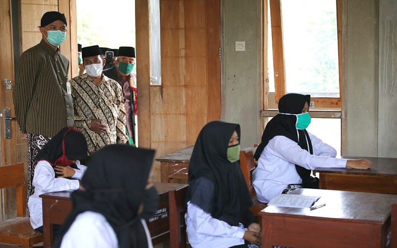 Ganjar Ingatkan Pengasuh Ponpes di Jateng Perketat Protokol Kesehatan
