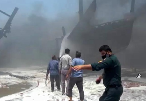 Insiden Misterius Kembali Terjadi di Iran, 7 Kapal Terbakar Hebat di Pelabuhan