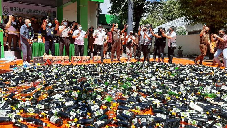 Kejari Manado Musnahkan 4.866 Miras Ilegal, Narkoba Berbagai Jenis dan Sajam