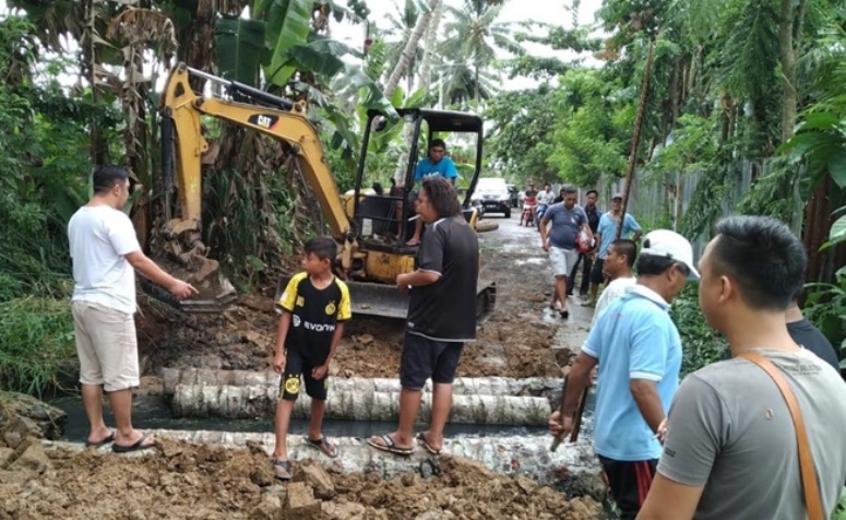 Ketua DPRD Kotamobagu Turun Langsung Perbaiki Jalan yang Ambruk di Desa Poyowa Besar