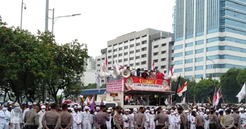 2 Kelompok Massa Berdemo di Depan Gedung DPR, Protes RUU HIP dan Omnibus Law