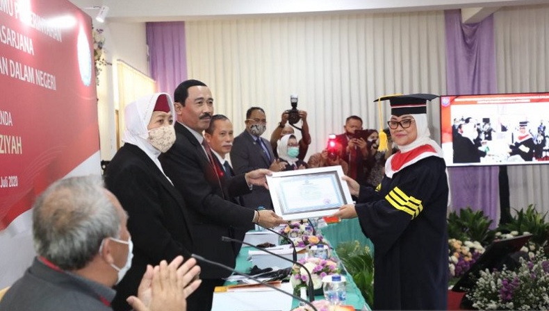 Menaker Ida Fauziyah Raih Gelar Doktor dari IPDN di Momen Ultah