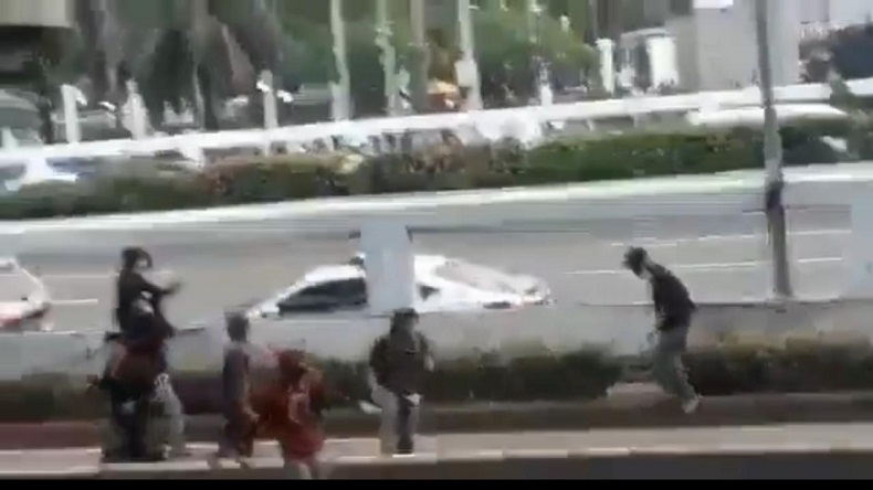 Anggota Ditlantas Polda Metro Jaya Dilempari Pendemo di DPR, Polisi Cari Pelaku