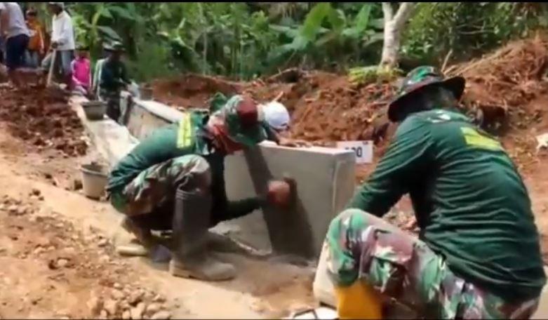 TNI AD Buka Akses Jalan Penghubung Antardesa di Garut