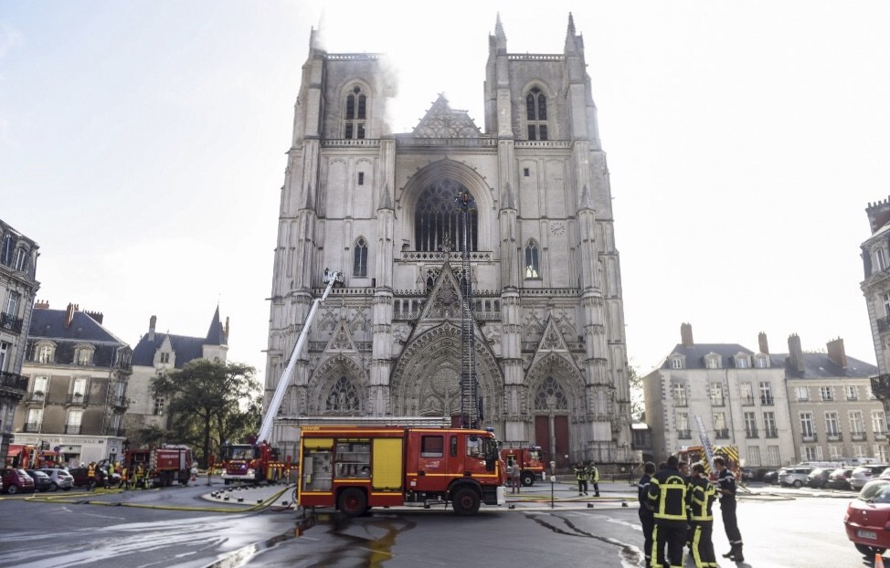 Katedral di Prancis yang Dibangun pada Abad Ke-15 Terbakar