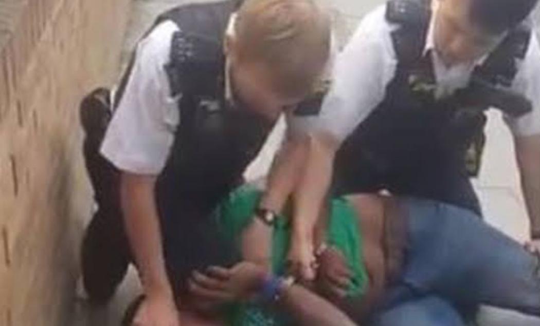 Polisi Inggris Diberhentikan Setelah Membekuk Pria Kulit Hitam ala George Floyd