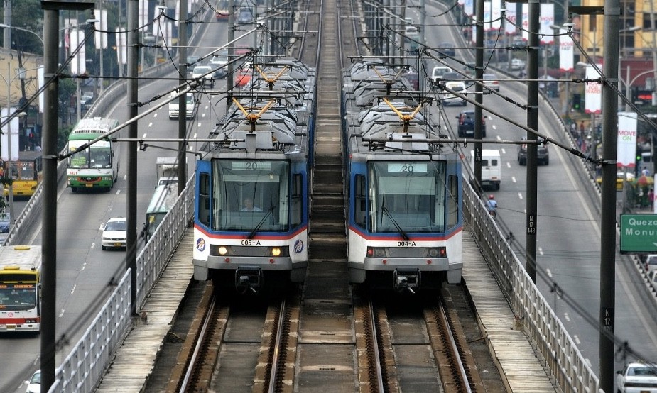 Kasus Covid-19 Melonjak, Penumpang KRL di Manila Dilarang Ngobrol