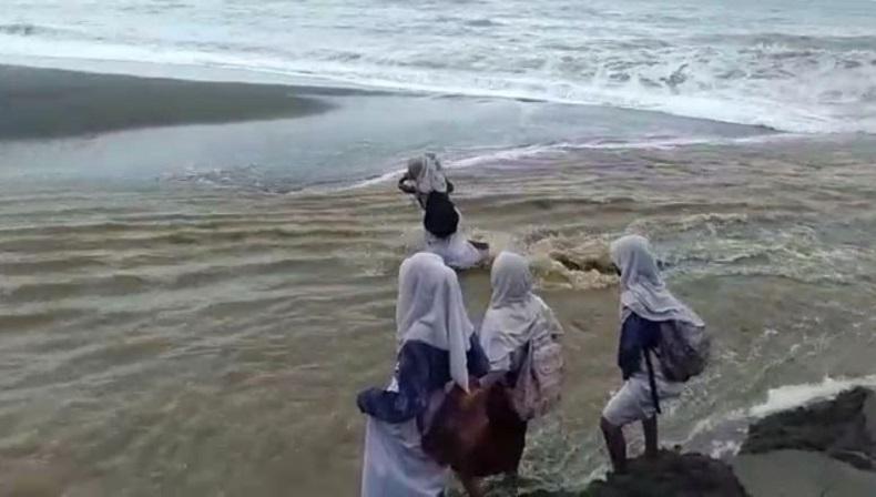 Demi Pendidikan, Siswa di Seram Bagian Timur Nekat Terjang Banjir