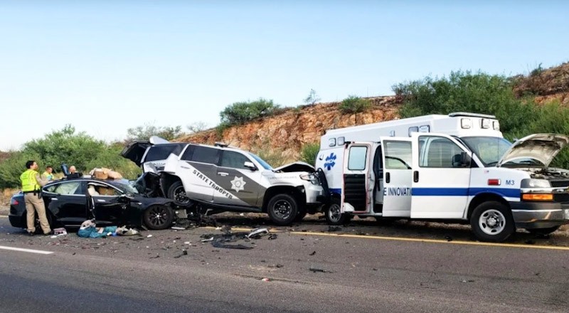 Gunakan Autopilot, Pengemudi Tesla Ini Tabrak Mobil Polisi dan Ambulans