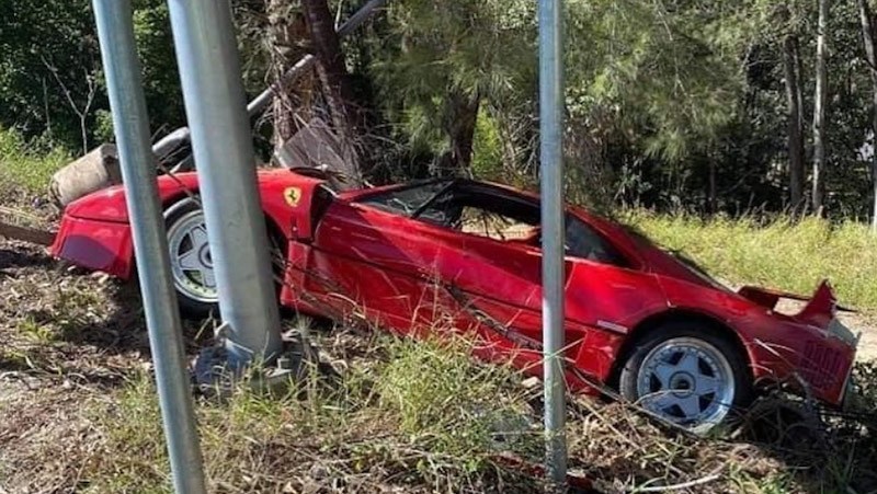 Ferrari F40 Langka Ringsek Tabrak Pohon saat Dites Calon Konsumen