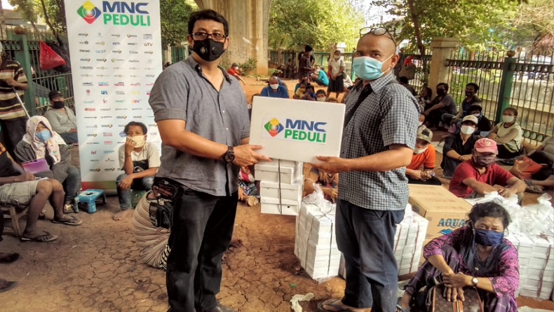 MNC Peduli dan PPA Kirimkan Makan Siang kepada Warga di Kolong Stasiun Juanda