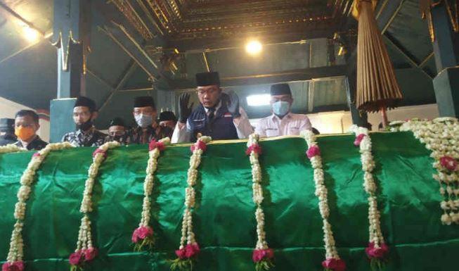 Ridwan Kamil Ikut Proses Pemakaman Sultan Sepuh Cirebon