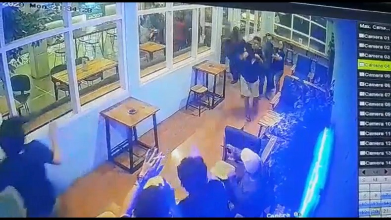 Bawa Senjata Tajam, 5 Pemuda Keroyok Pengunjung Kafe di Makassar