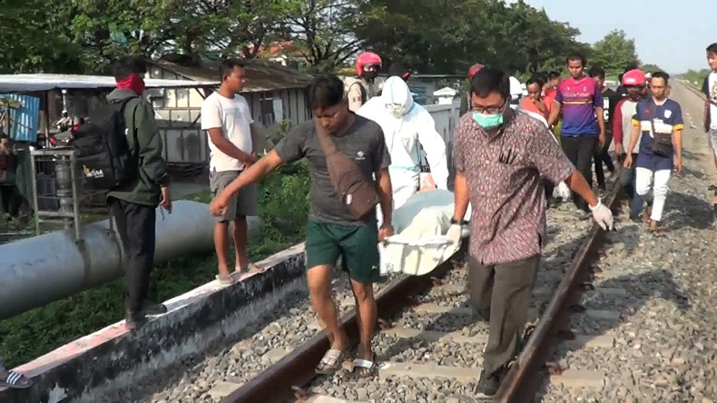 Pemotor Tewas Tertabrak Kereta di Lamongan, Korban Terpental hingga Beberapa Meter