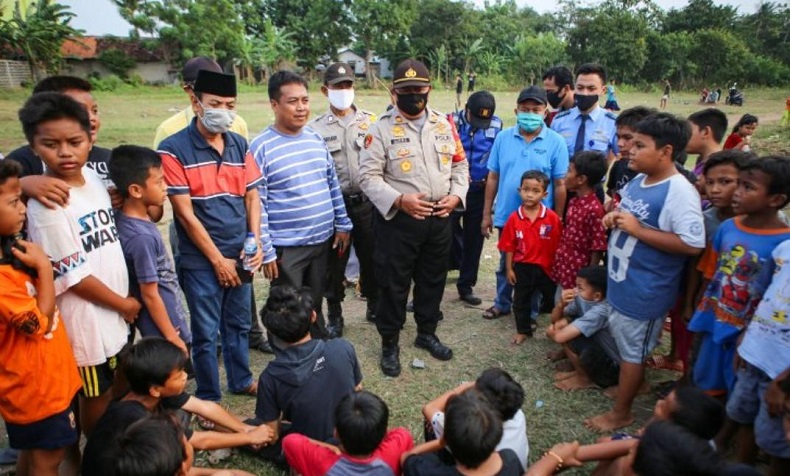 Polisi dan Satpol PP Razia Layangan di Dekat Bandara Soekarno Hatta