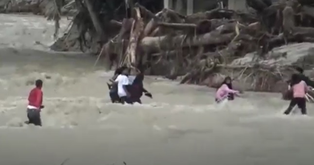 Isu Air Naik, Warga Luwu Utara Berlarian Seberangi Sungai Takut Banjir Bandang Susulan