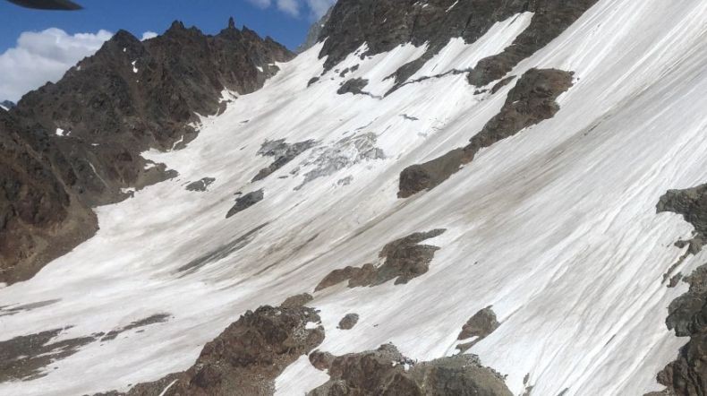 Pesawat Jatuh di Pegunungan Alpen Swiss Tewaskan 4 Orang