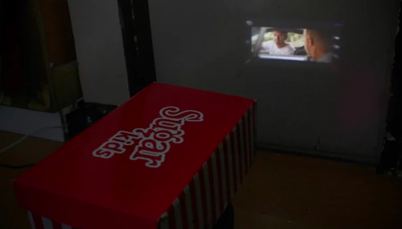 Cara Mudah Membuat Proyektor Sendiri di Rumah, Bahannya Sederhana