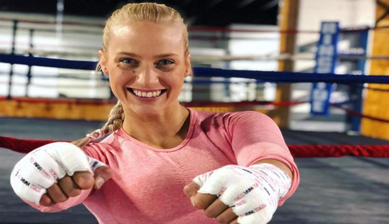 Aneh, Petinju Cantik Ini Jual Kaus Kaki Bekas Seharga Rp9,3 Juta