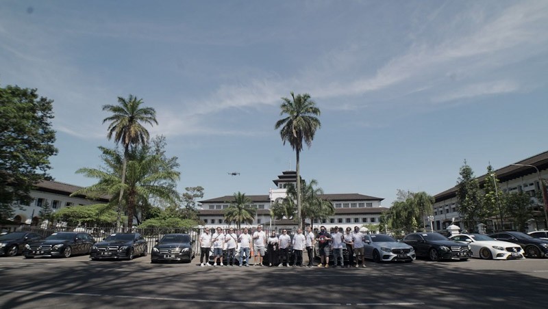 Turing Jakarta-Bandung, Komunitas Mobil Mercedes-Benz Sumbang APD ke Tim Medis