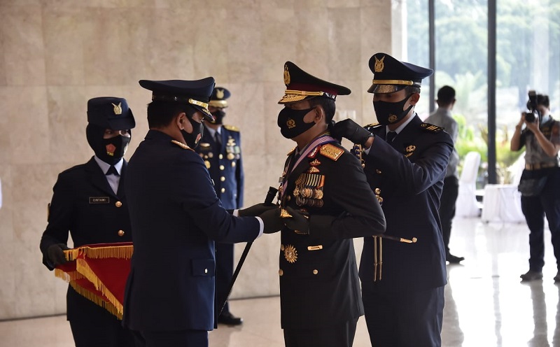 Hadi Tjahjanto Sematkan 3 Tanda Kehormatan kepada Kapolri, Penghargaan Tertinggi di TNI