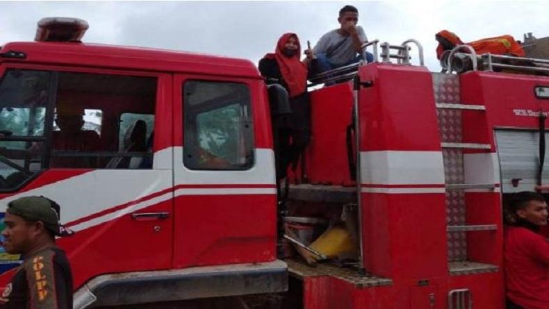 Cegah Banjir, Damkar Jakarta Timur Dikerahkan Bersihkan Saluran Air